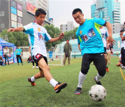 足球英超豪门逆风翻盘，球迷直呼太刺激（英超豪门上演逆转好戏，球迷惊呼过瘾）