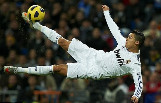 西班牙队球衣设计师：深蓝色致敬2010世界杯和伊涅斯塔绝杀球（西班牙队新球衣以深蓝致敬2010世界杯与伊涅斯塔绝杀）