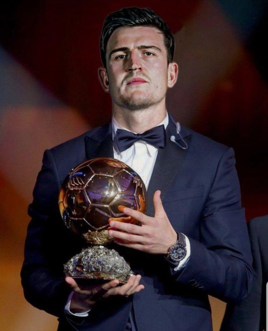 官方：米兰与18岁中场萨拉完成续约；据悉新合同到2030年