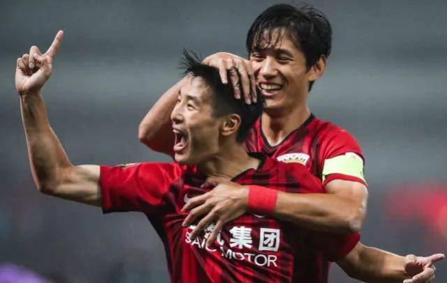 成都1-2不敌河南无缘夺冠，赛后官微大量球迷留言表示失望（成都1-2负于河南无缘冠军，赛后官微涌现大量失望留言）