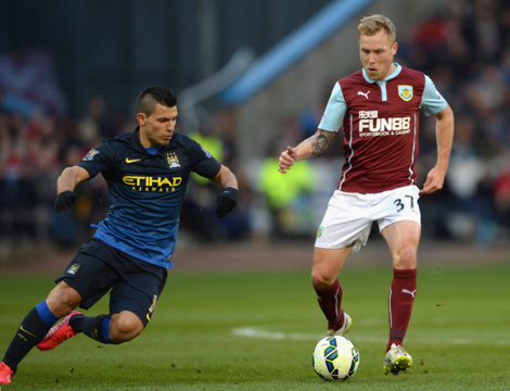 追星现场？这才是真正的双向奔赴！残特奥会赛场上，观众围着运动员们要签名！（这才是双向奔赴！残特奥会赛场成“追星”现场，观众争相向运动员要签名）